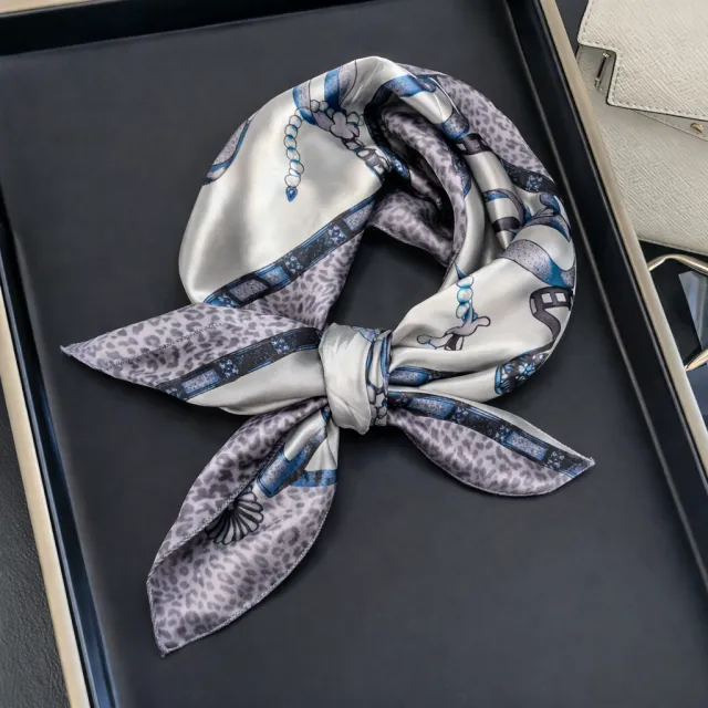 Elegantna kvadratna rutka z retro potiskom
